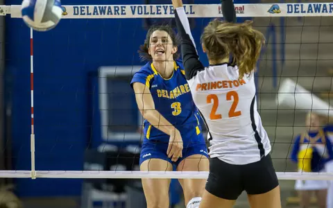 Blue Hen Volleyball Defeats Manhattan, Falls to Princeton on First Day of University of Delaware Invitational
