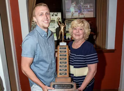 Kyle Anderson Earns Outstanding Achievement Award at UD Men?s Basketball Dinner