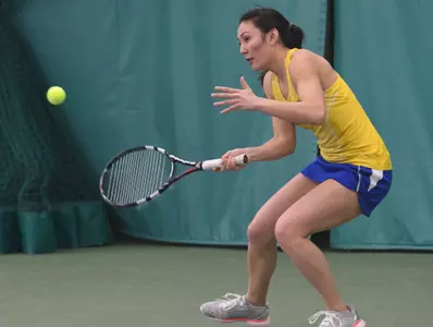 Hens Come From Behind to Defeat Temple, 4-3