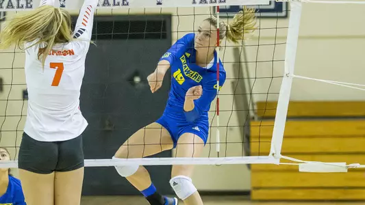 Blue Hens Defeat UMBC, Fall To George Washington in Pair of Five-Set Thrillers at GW Tournament
