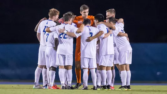 msoccer19-huddle-uncw