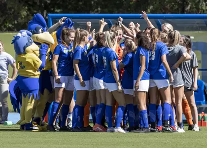 Women's soccer vs. Northeastern huddle 2021