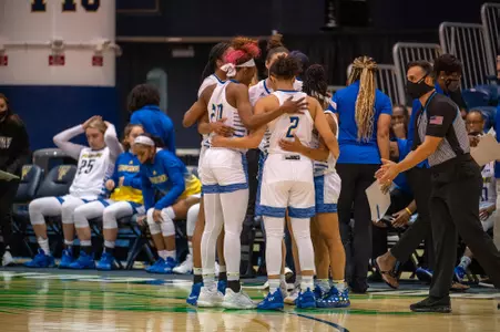 21-22 WBB Huddle