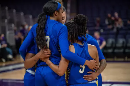 Women's Basketball Huddle 2021