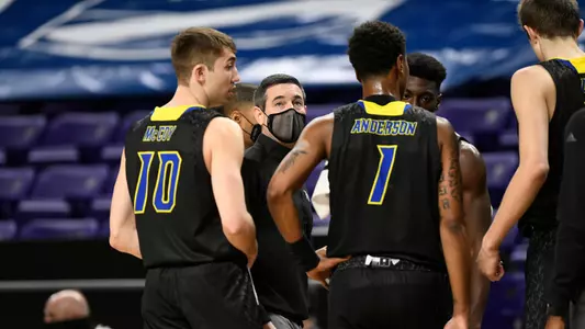 mbb21-huddle-hofstracaa