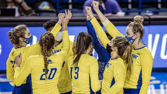Delaware volleyball players huddle prior to a set against Hofstra