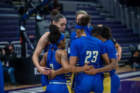 WBB Team Huddle 2021-22