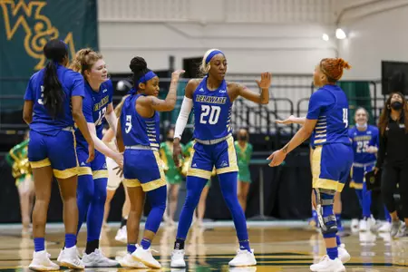 WBB 2021-22 Huddle WM