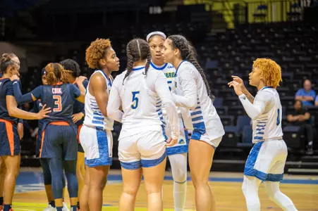 22-23 WBB Huddle