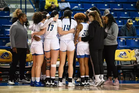 22-23 WBB Huddle