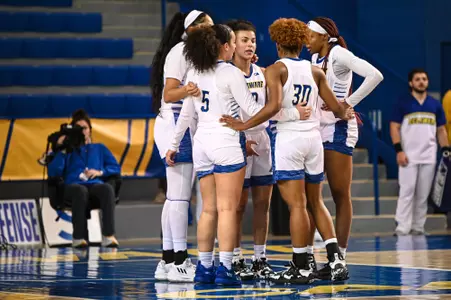 22-23 WBB Huddle