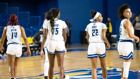 23 WBB Huddle vs. Longwood