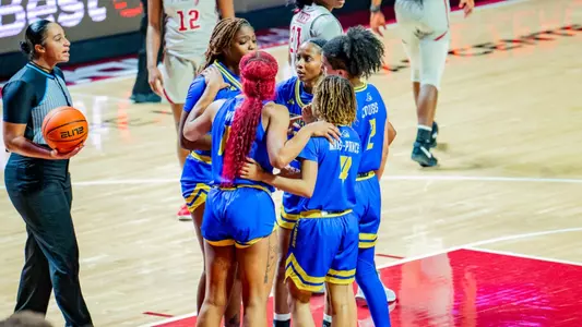 23-24 WBB Huddle vs. Temple