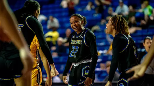 Sydney Boone-Nakiyah Mays-Prince-Klarke Sconiers Huddle