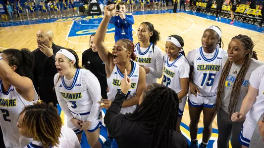 2023-24 WBB Huddle-Win
