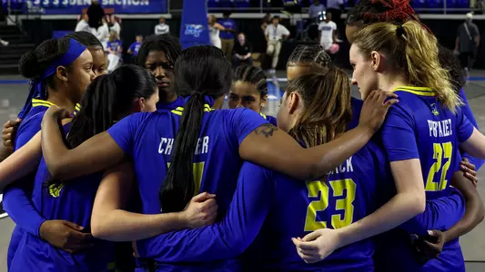 2025-26 Women's Basketball Huddle at Middle Tennessee