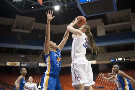 Miquelle Askew recorded a double-double in the win.