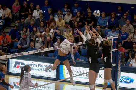 Boise State Volleyball vs. University of Washington, Brooke Sutton Photo