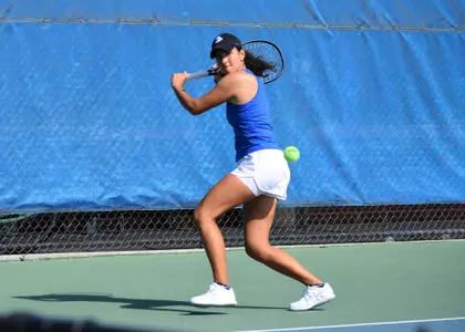 Joana Baptista returns the ball.