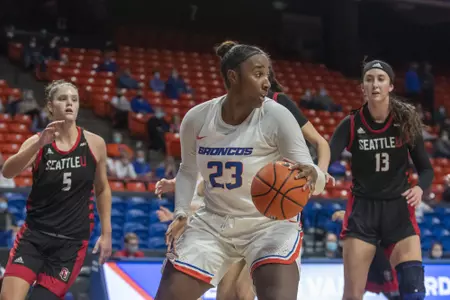 Elodie Lalotte 2021-22 Action vs Seattle U