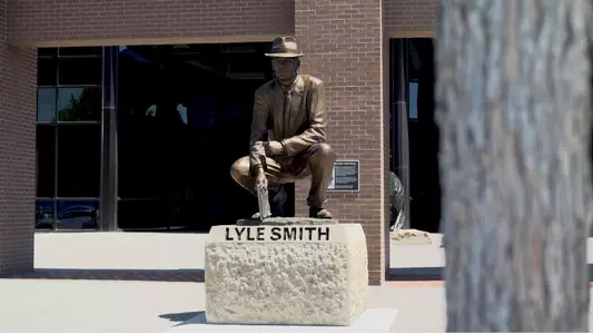 Lyle Smith Statue 2021