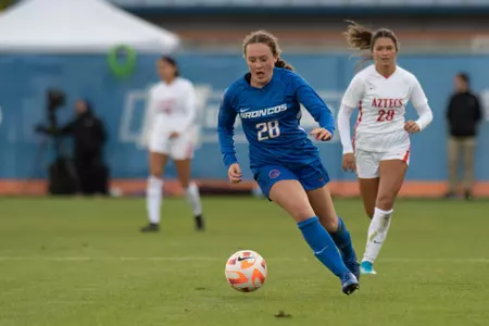Hayden Wilsey dribble the ball up the field for Boise State soccer.