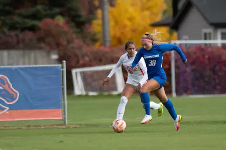Ashly Berge dribbles the ball up the field for Boise State soccer.