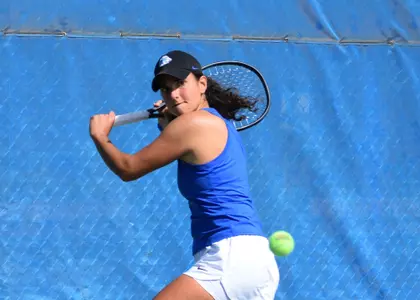 Joana Baptista returns the ball.