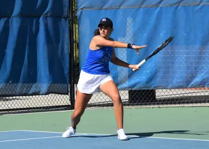 Joana Baptista returns the ball.