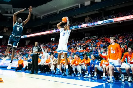 Menâ??s Basketball vs New Orleans Photo by Danny Swanstrom
