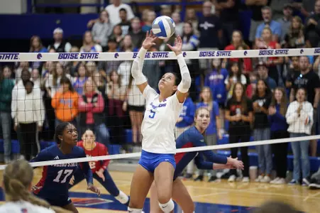 Noelani Helm sets the ball during the win over Fresno State on October 5, 2023.