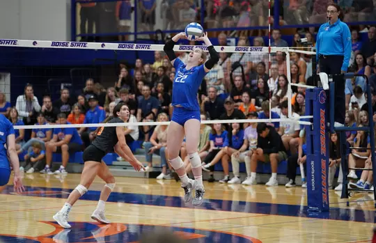 Elle Cotton sets the ball during Idaho State match on August 25, 2023