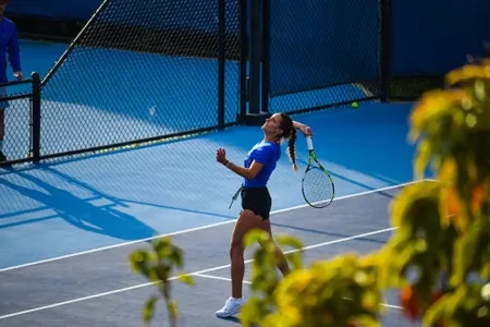 Ariadna Briones Ginesta hitting a ball at practice