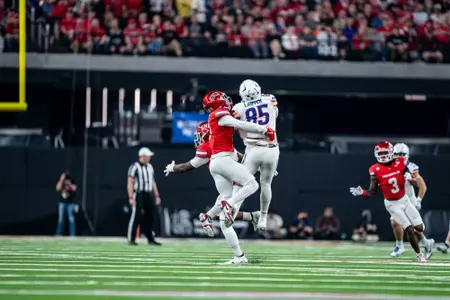 Matt Lauter makes a catch during No.17 Boise State's 29-24 victory over UNLV on Oct. 25, 2024. Photo by Kenna Harbison.