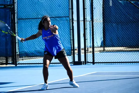 Bhakti Shah preparing to hit a forehand shot