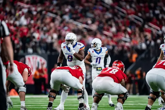 Sheldon Newton standing up in presnap at UNLV.