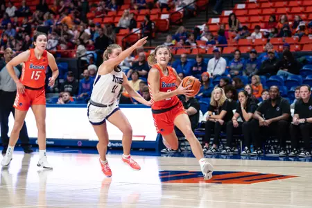 Linsey Lovrovich drives to the basket.