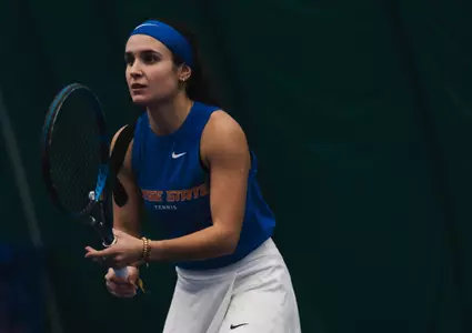 Ana Conde Vendrell preparing for the serve.