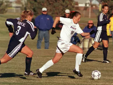 Amy Dunn dribbling the soccer ball.