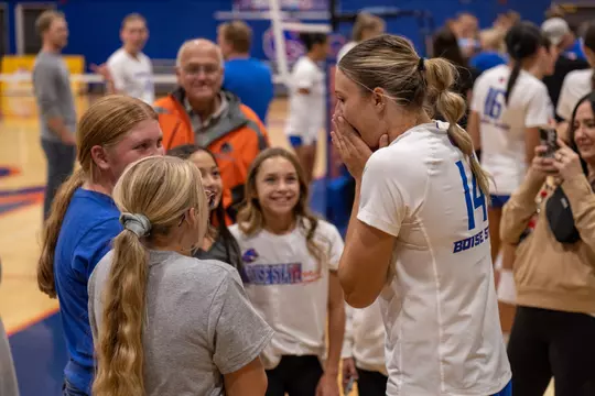 Annie Kaminski talking with young fans following the Colorado State.