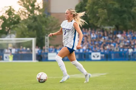 Carly Cross dribbling the ball.