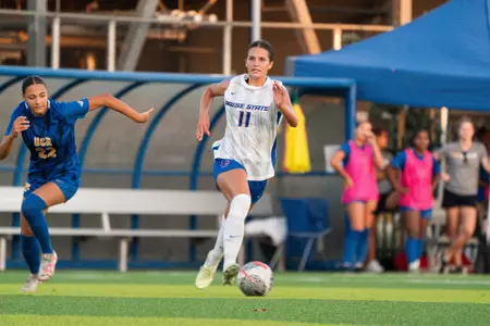 Morgan Padour dribbling the ball.