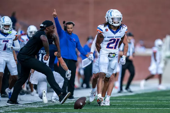 Boise State Football 2024 Game 1 vs Georgia Southern at Allen E. Paulson Stadium. Zion Washingtn (21), Jabriil Frazier (Edge Coach). Photo by Kenna Harbison