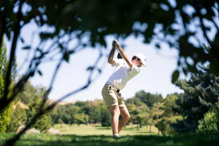 Luke Cushman prepares for his tee shot during a practice in fall 2024.