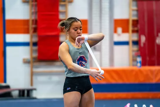 Emma Loyim taping her wrists.