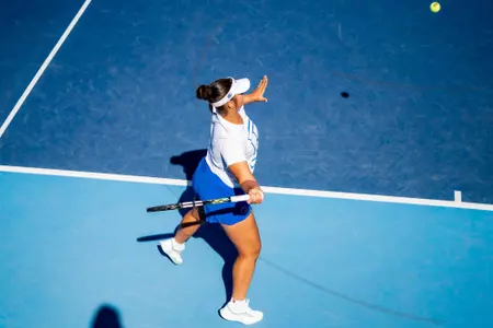 Lorelyz Marruffo preparing to hit a forehand