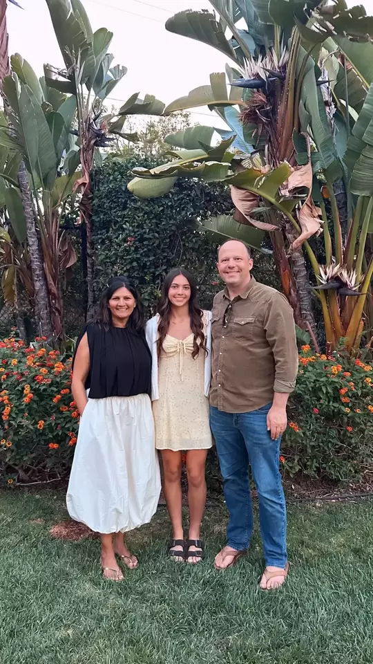 Ava de Leest poses with a mom and dad.
