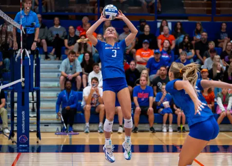 Lilli Etter sets a ball.