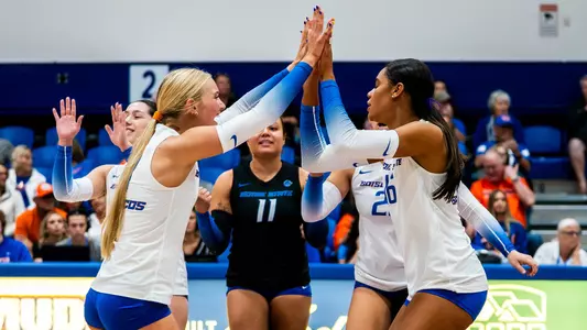 Broncos beat Fresno State in straight sets