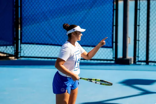 Lorelyz Marruffo pointing